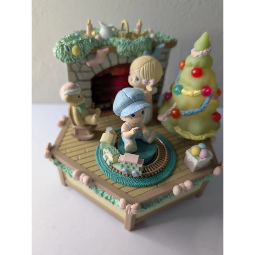 1990 Previous moments home for the Holidays Lighted‎ Animated Music box